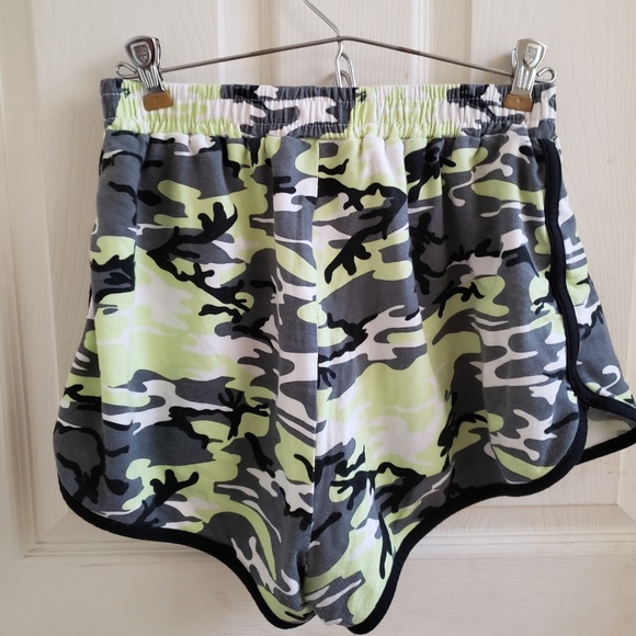 green camo shorts - Picture 3 of 4